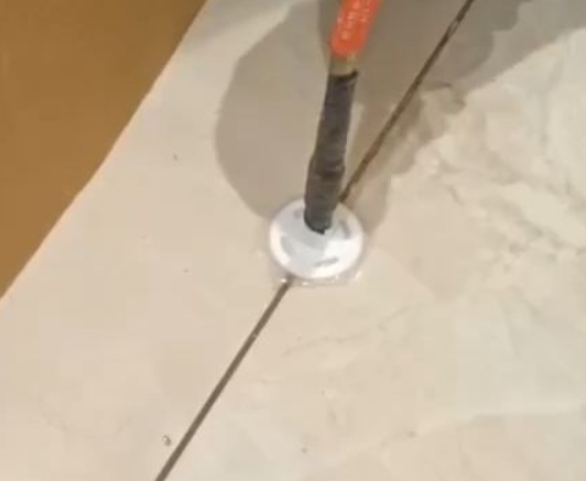 尚志瓷砖空鼓维修公司专业解答瓷砖在铺贴过程中，如果没有涂抹均匀到位的粘结材料（如水泥砂浆或瓷砖胶），可能会导致以下问题